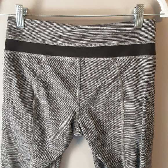 lululemon Leggings Size 6, Cropped, Pockets, Black and Grey, - Picture 7 of 13